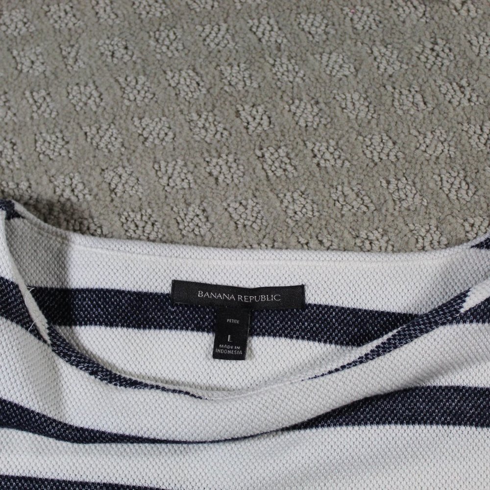 Banana Republic Size Large Woven Knit Blue and Cream Striped Crop Shirt - Picture 4 of 6